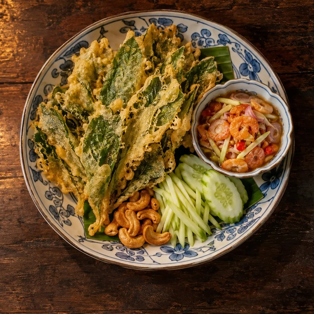 ผักลิ้นห่านชุบแป้งทอดกับน้ำยำกุ้งเสียบ อาหารภูเก็ต