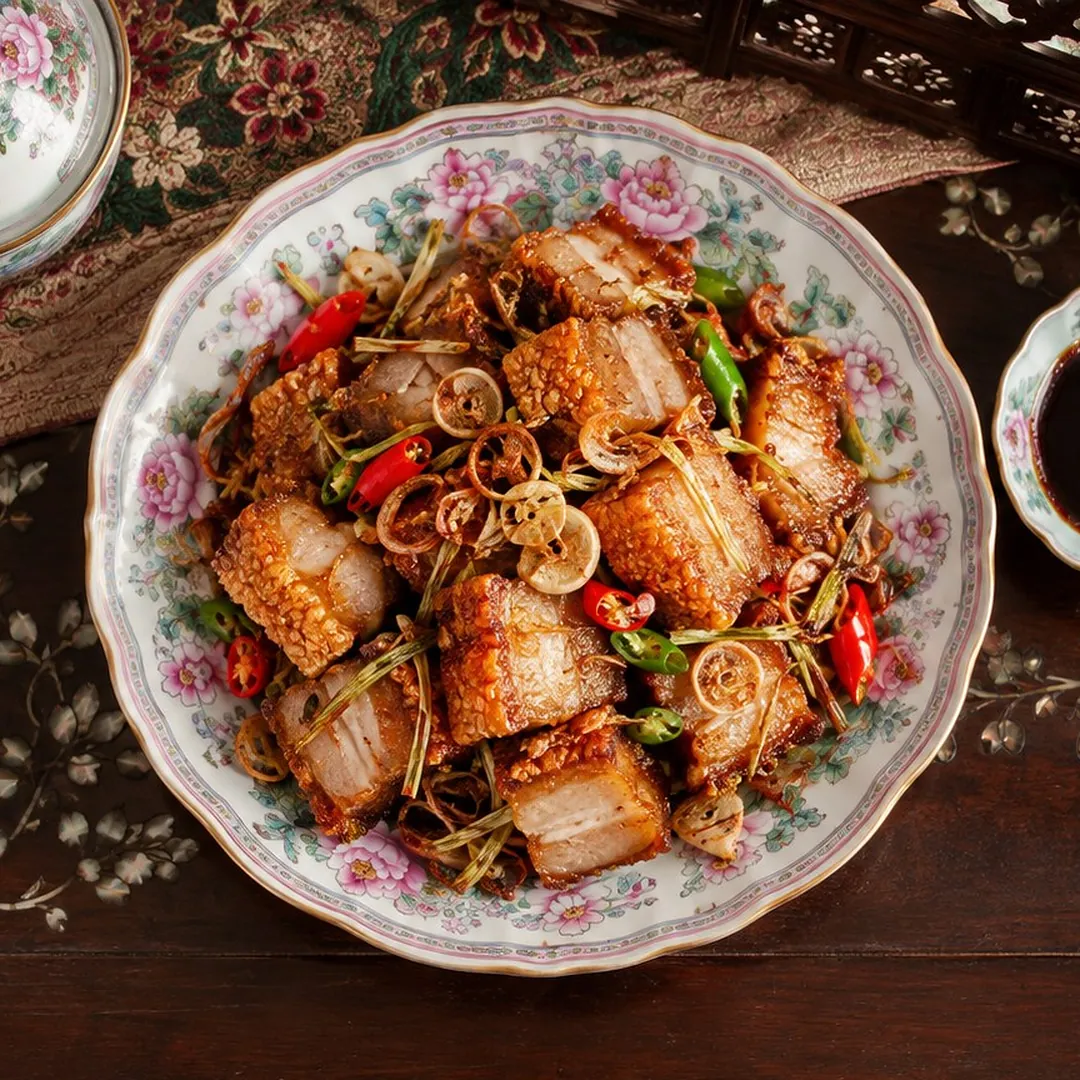 หมูกรอบจิ้มซีอิ๊วหวานแบบภูเก็ต อาหารภูเก็ต