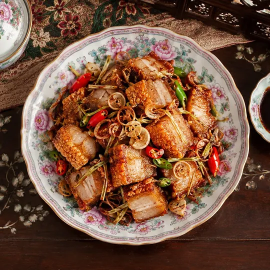 หมูกรอบจิ้มซีอิ๊วหวานแบบภูเก็ต